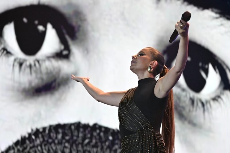 Merve Özbey, Nevşehir Kültür Yolu Festivali'nde Hayranlarını Coşturdu