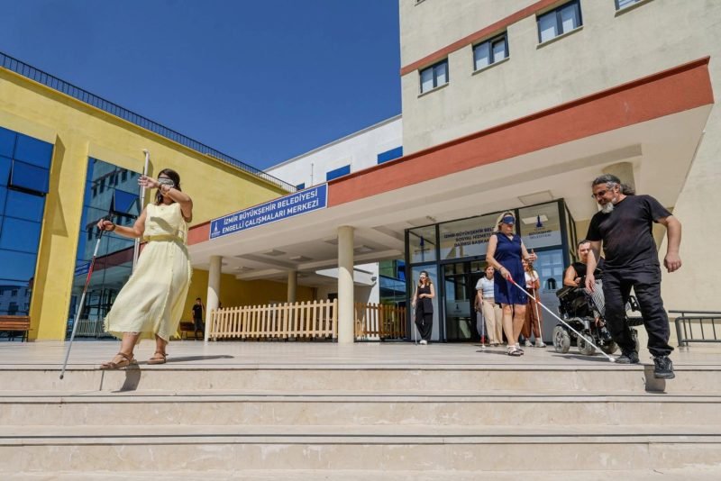 İzmir'de Görme Engellilere Destek Verecek Personele Özel Bağımsız Hareket Eğitimi Verildi