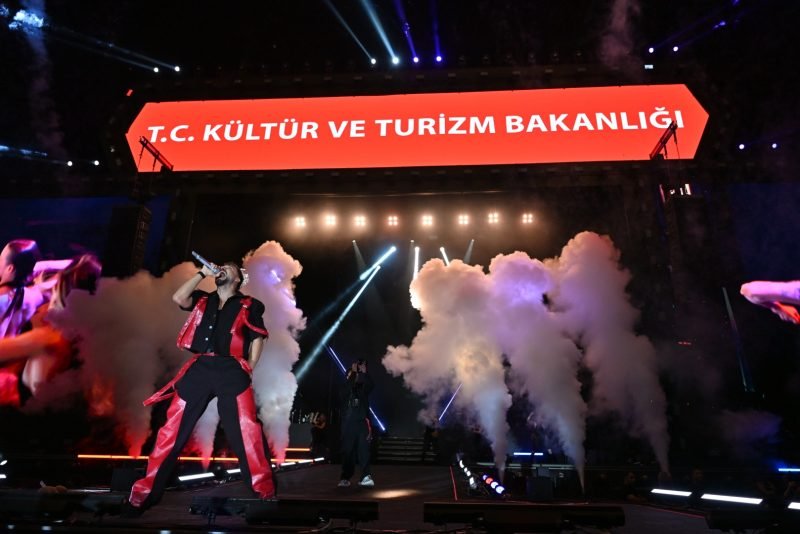 Erzurum Kültür Yolu Festivali'nde Sefo Sahnesi Binlerce Kişiyi Coşturdu