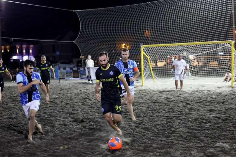 Kocaali Sahili'nde Plaj Futbolu Şampiyonası Başladı: 16 Takım Final İçin Sahada