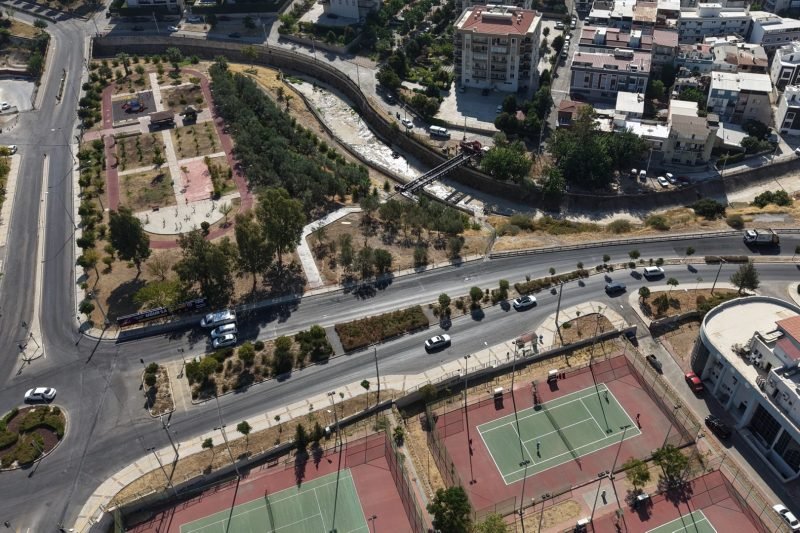 Karşıyaka'da Yaya Ulaşımını Kolaylaştıran Köprüde Son Rötuşlar Yapılıyor