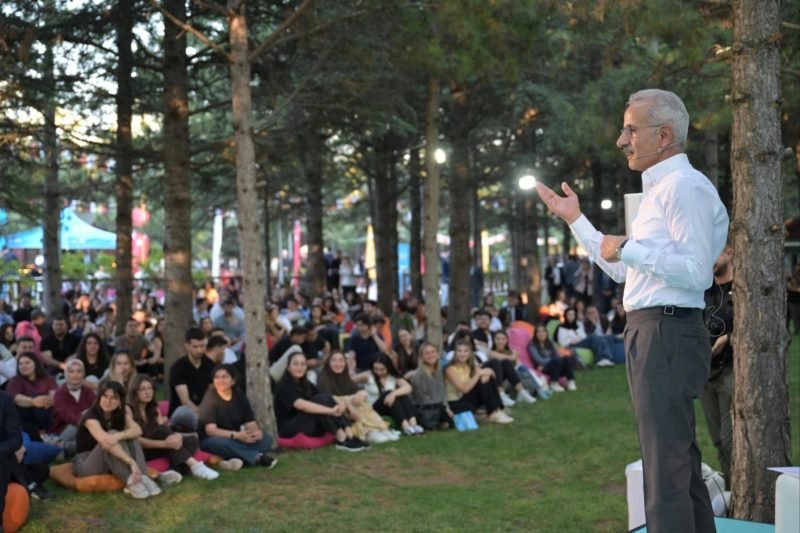 Bakan Uraloğlu'ndan Gençlere Kariyer Tavsiyeleri: Teknoloji ve İnsan İlişkileri Dengesi