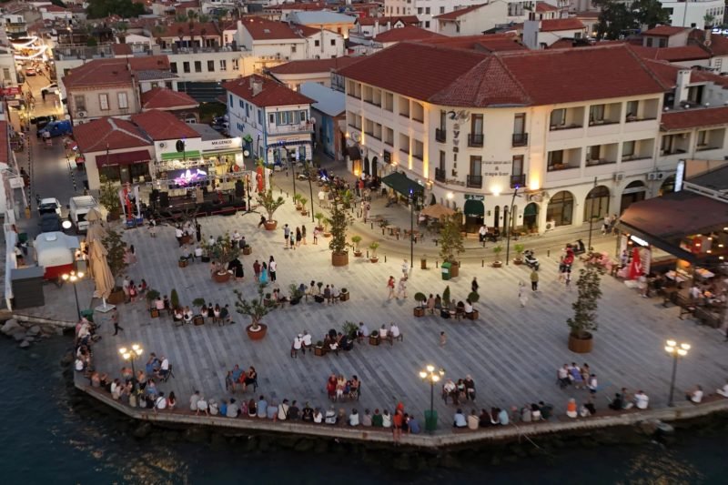 Ayvalık'ın Eski Otopark Alanı, Tarihi Dokusuyla Canlanan Modern Yaşam Merkezine Dönüştü