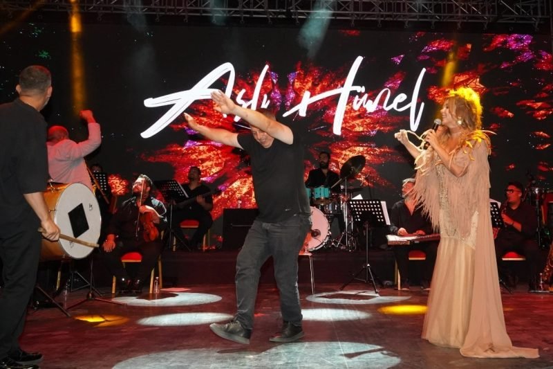 64. Uluslararası Bursa Festivali'nde Aslı Hünel Sahne Aldı, Huzurevi Sakinleri de Katıldı