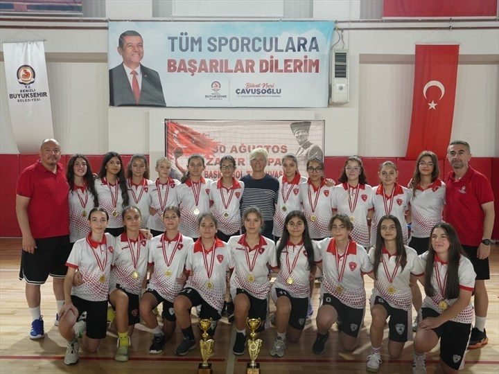 Denizli'de 30 Ağustos Basketbol Zafer Kupası Tamamlandı: 300 Genç Sporcu Sahada Buluştu