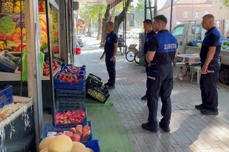 İnegöl'de Zabıta Ekipleri Kaldırım İşgalleri ve Çevre Temizliği Konusunda Denetim Yaptı