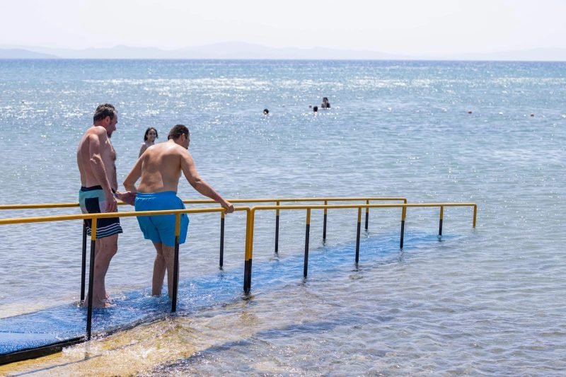 İzmir'de Engelsiz Plajlar: Deniz Erişimi Kolaylaşıyor, Engelliler Yaz Boyu Denizle Buluşuyor