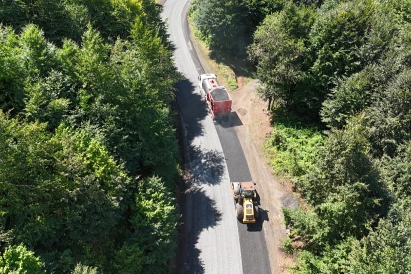 Ordu'da Grup Yollarında Asfalt Çalışmaları Devam Ediyor: Konforlu Ulaşım İçin İkinci Kat Asfalt Uygulanıyor