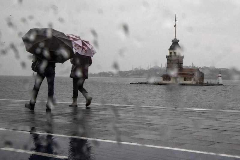 İstanbul'da Yağışlı Hava ve Serinlik Bekleniyor: Sıcaklıklar Mevsim Normallerinin Altına Düşecek
