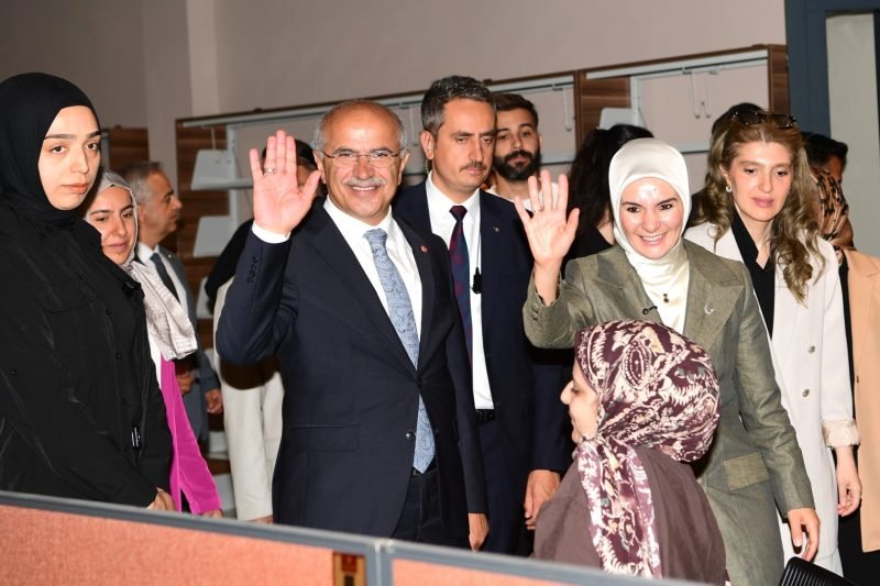 Bakan Göktaş, Malatya Şehir Kütüphanesi'ni Ziyaret Etti