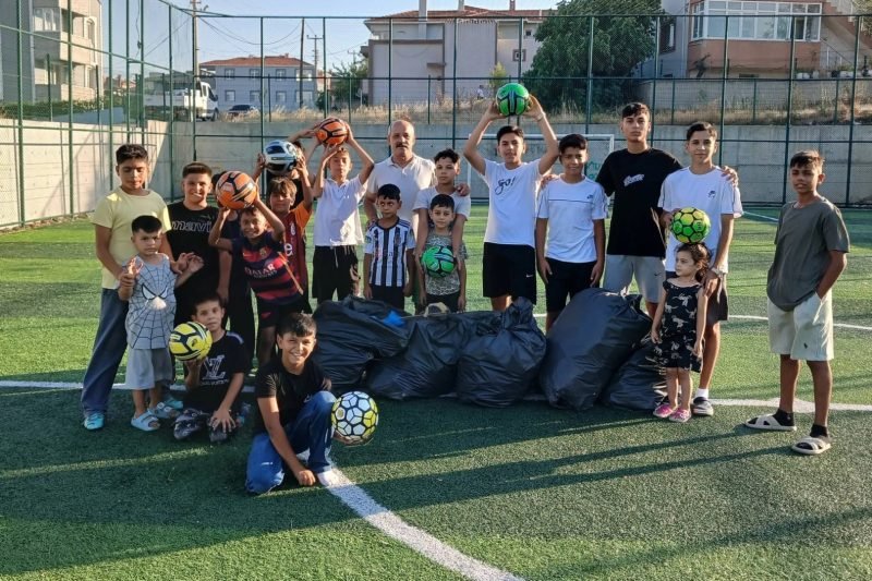 Keşan Cumhuriyet Mahallesi'nde Gençler Sahalarını Temizledi, Hayırsever Bir Vatandaş Futbol Topu Hediye Etti