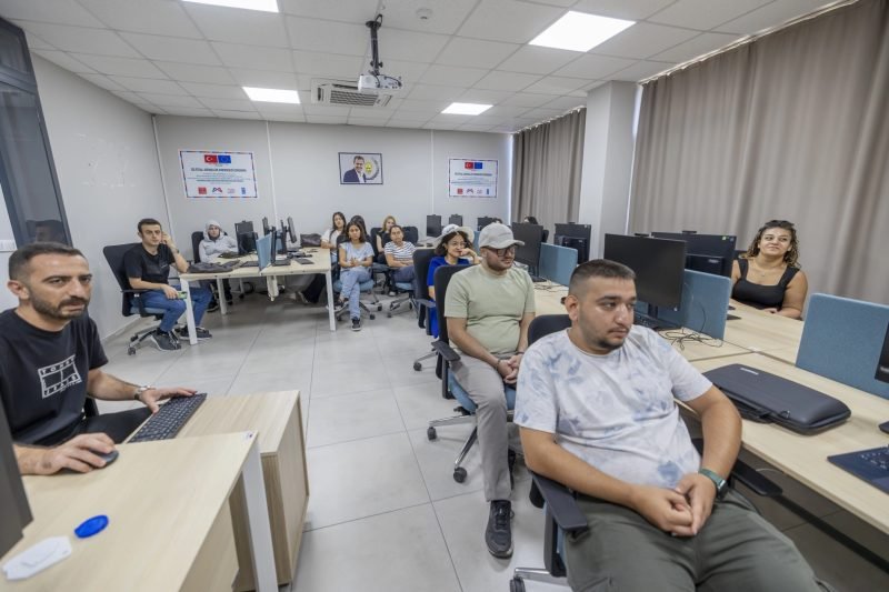 Mersin'de Gençlere Python ve Yazılım Uzmanlığı Eğitimi Veriliyor