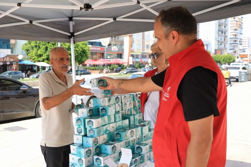 Mersin'de Mevlit Kandili'nde 15 Bin Kandil Simidi Dağıtıldı