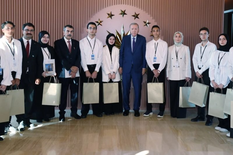 Cumhurbaşkanı Erdoğan, Ahlat Külliyesi'nde Öğrencilerle Bir Araya Geldi