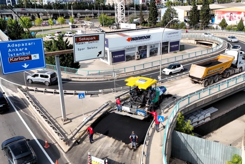 Kocaeli'de 15 Temmuz Köprülü Kavşağı'nda Üstyapı Yenilendi, Sürüş Konforu Artırıldı