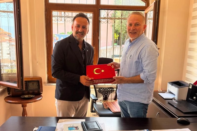 İzmit Belediyesi Muhtarların Doğum Günlerini Kutladı