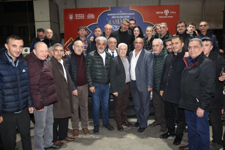 Bursa Büyükşehir Belediyesi'nin Osmangazi'de kurduğu iftar sofrası