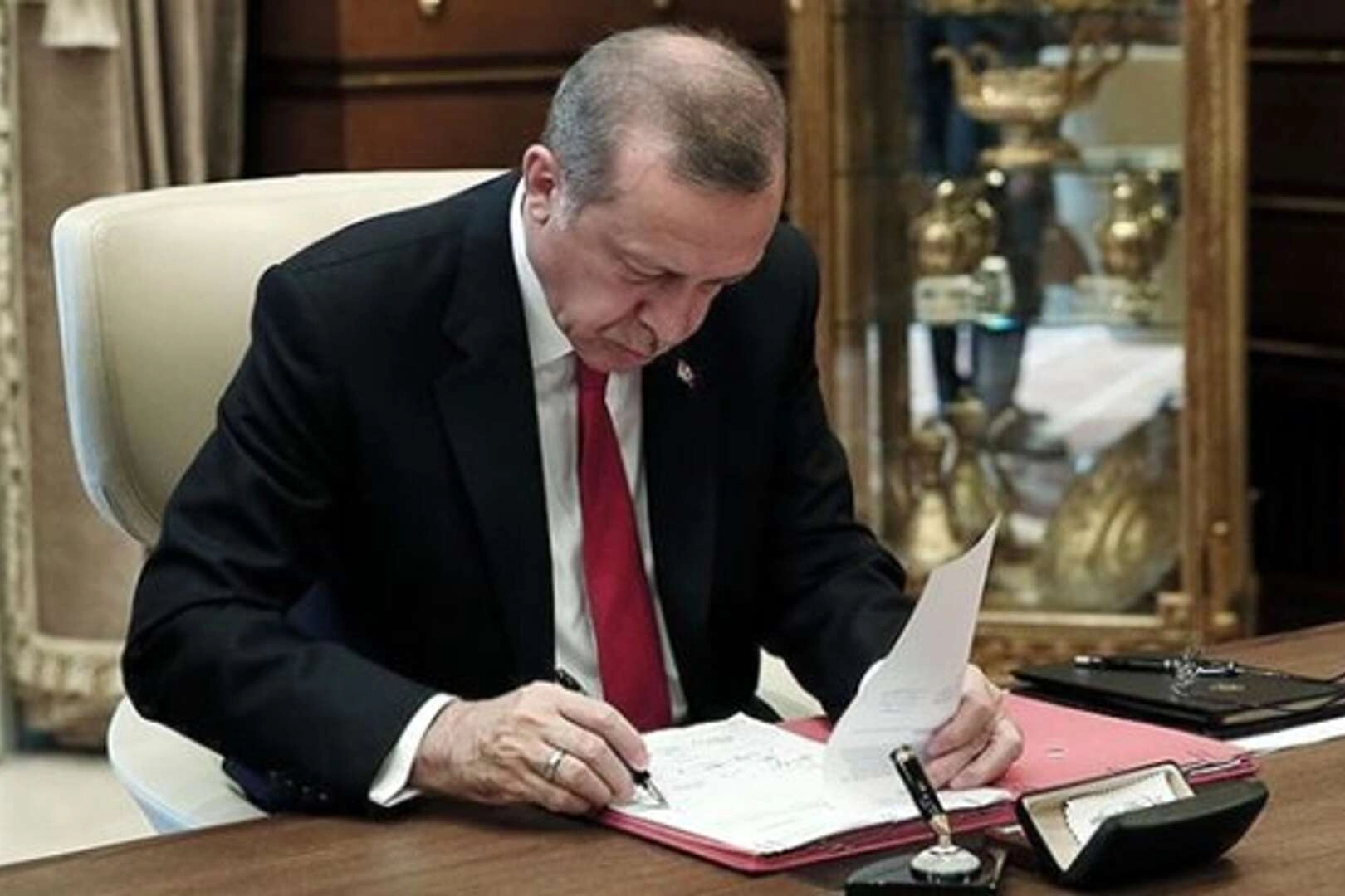 Cumhurbaşkanı Erdoğan'ın imzaladığı kararla 5 üniversiteye yeni rektör atandı.