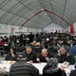 Keçiören Belediyesi'nin kurduğu iftar sofralarında bir araya gelen vatandaşlar