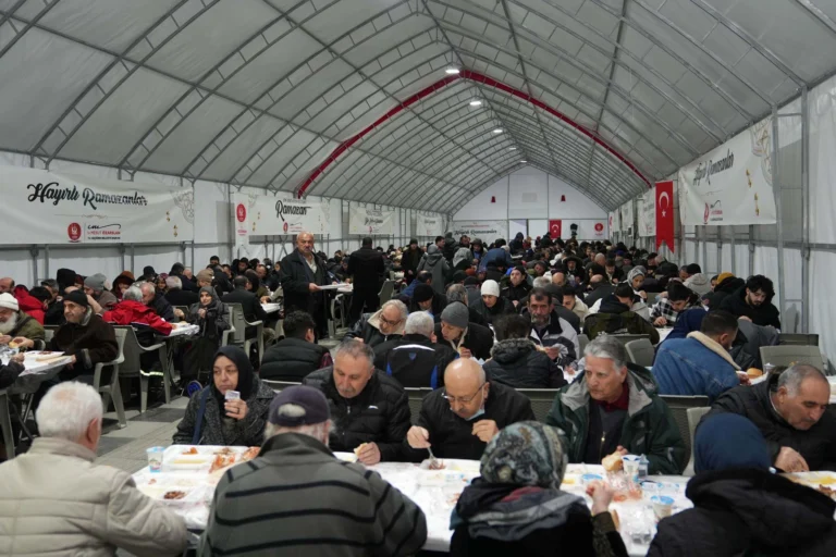 Keçiören Belediyesi'nin kurduğu iftar sofralarında bir araya gelen vatandaşlar