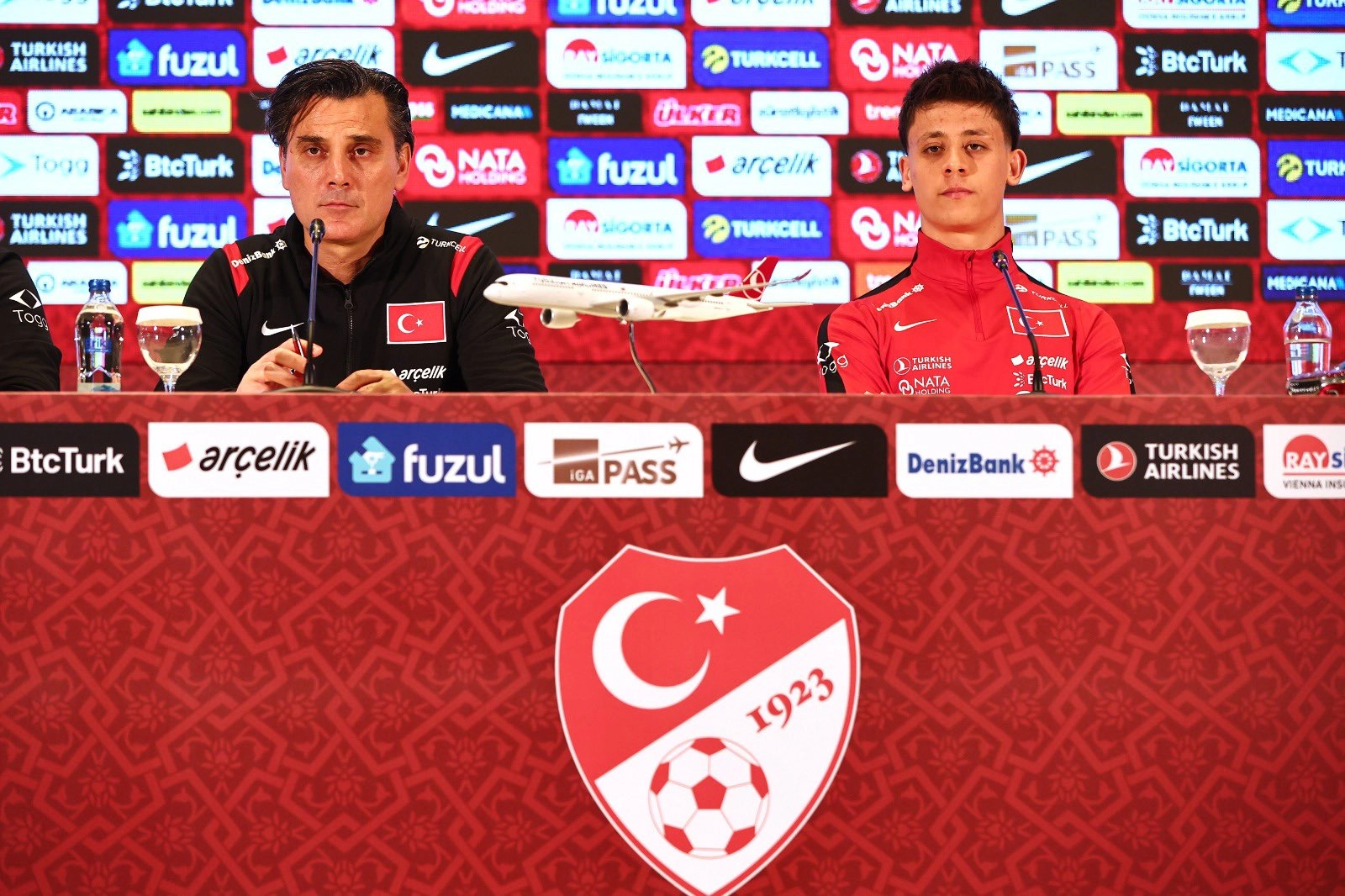 Türkiye A Milli Futbol Takımı oyuncuları ve teknik direktör Vincenzo Montella, Dünya Kupası eleme maçı öncesi basın toplantısında