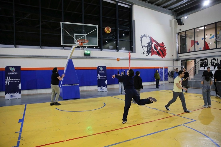 Ankara Büyükşehir Belediyesi'nin düzenlediği 90'lar sokak oyunları etkinliğinde bir araya gelen gençler