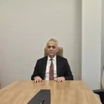 HEKİMSEN Genel Başkanı Uzm. Dr. Adil Kurban, 14 Mart Tıp Bayramı'nın hekimlerin günü olduğunu belirttiği bir açıklama yaparken çekilmiş fotoğrafı.