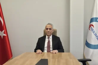 HEKİMSEN Genel Başkanı Uzm. Dr. Adil Kurban, 14 Mart Tıp Bayramı'nın hekimlerin günü olduğunu belirttiği bir açıklama yaparken çekilmiş fotoğrafı.