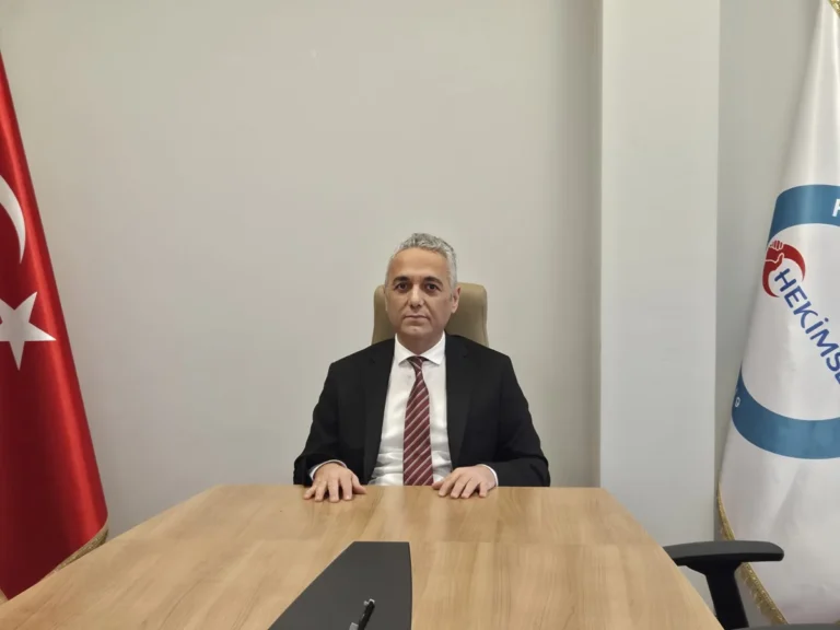 HEKİMSEN Genel Başkanı Uzm. Dr. Adil Kurban, 14 Mart Tıp Bayramı'nın hekimlerin günü olduğunu belirttiği bir açıklama yaparken çekilmiş fotoğrafı.