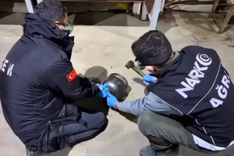 Ağrı'da polis ekiplerinin narkotik operasyonu kapsamında ele geçirilen uyuşturucu maddeler ve gözaltına alınan şüpheli.