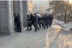 Ağrı'da yasa dışı bahis operasyonunda gözaltına alınan şüpheliler