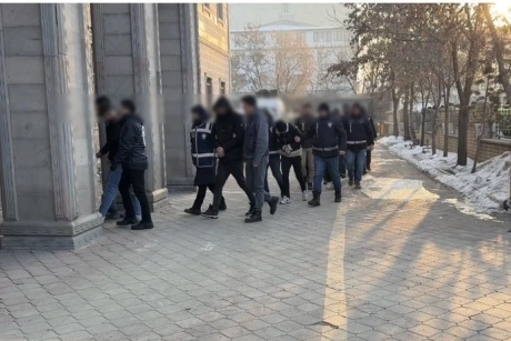 Ağrı'da yasa dışı bahis operasyonunda gözaltına alınan şüpheliler