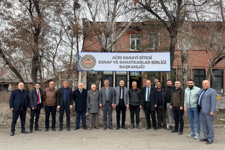 Ağrı Şeker Fabrikası Müdürü Kürşat Erdoğan'ın Ağrı Sanayi Sitesi Başkanı Hayati Bekis'i ziyareti sırasında çekilmiş toplu fotoğraf.