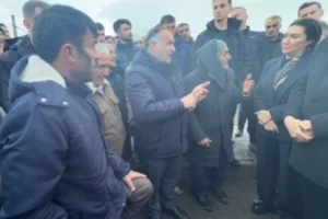 Ağrı Taşlıçay'da Balık Gölü yolunda orta refüj kapatılmasına tepki gösteren vatandaşlar