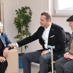 Balıkesir Büyükşehir Belediye Başkanı Ahmet Akın ve Balıkesir Valisi İsmail Ustaoğlu bayram namazı sonrası vatandaşlarla bayramlaşıyor.