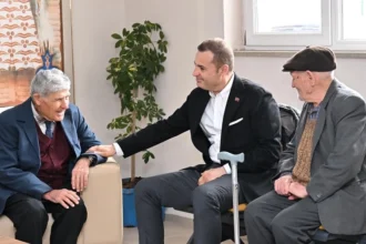 Balıkesir Büyükşehir Belediye Başkanı Ahmet Akın ve Balıkesir Valisi İsmail Ustaoğlu bayram namazı sonrası vatandaşlarla bayramlaşıyor.