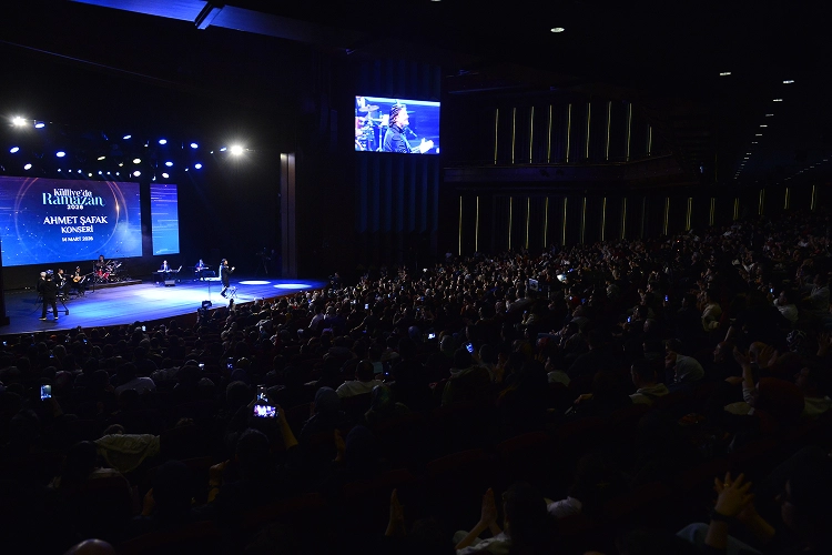 Ahmet Şafak, Cumhurbaşkanlığı Külliyesi'nde Ramazan konseri verirken