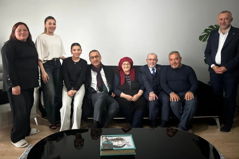 AK Parti Sakarya heyeti şehit ailelerini ziyaret ederek bayramlarını kutluyor.