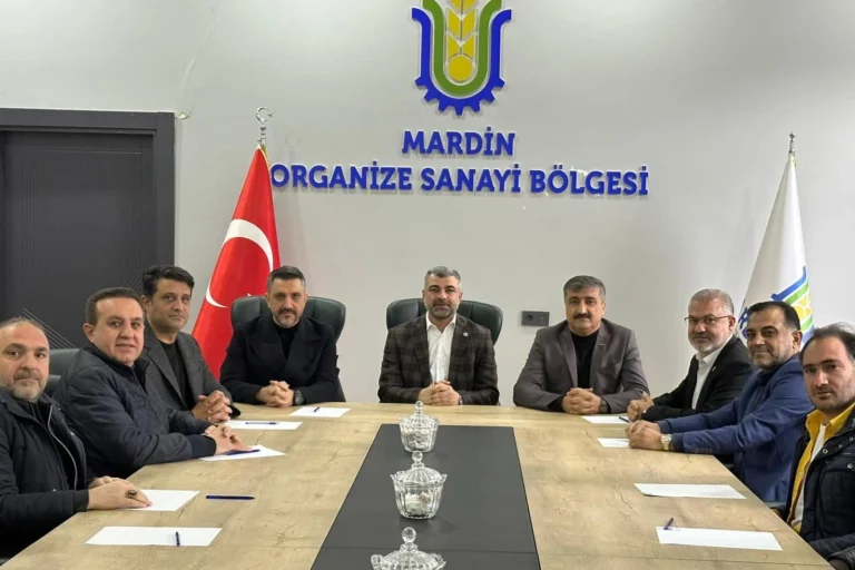 AK Parti Mardin Milletvekili Faruk Kılıç, Mardin Organize Sanayi Bölgesi'nde tekstil sektörü temsilcileriyle bir araya geldi.