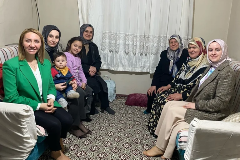 AK Partili kadınlar Bilecik Pazaryeri'nde Ramazan ziyareti gerçekleştiriyor.