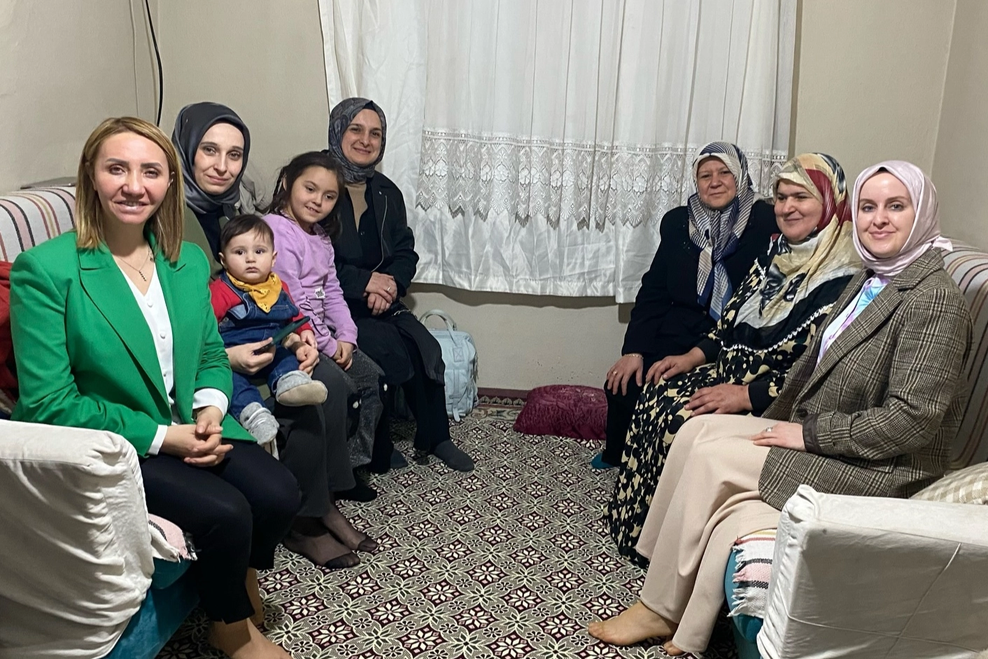 AK Partili kadınlar Bilecik Pazaryeri'nde Ramazan ziyareti gerçekleştiriyor.