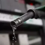 Motorin ve benzin fiyatlarındaki zamları gösteren akaryakıt tabelası