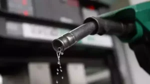 Motorin ve benzin fiyatlarındaki zamları gösteren akaryakıt tabelası