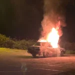 Akçakoca'da park halindeki bir otomobilin gece alevler içinde kaldığı anı gösteren kapak görseli.