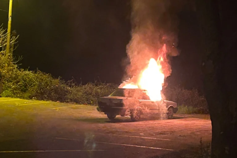 Akçakoca'da park halindeki bir otomobilin gece alevler içinde kaldığı anı gösteren kapak görseli.