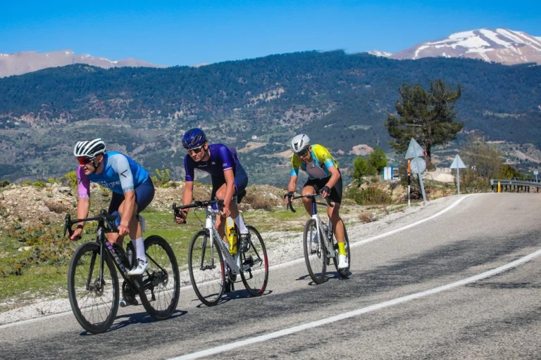 AKRA Gran Fondo Antalya'da 'Yeşil Gelecek' temasıyla bisikletçiler Kemer'de yarışıyor.