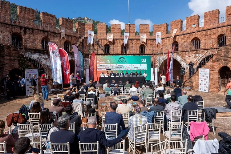 Alanya Ultra Trail organizasyonu, doğa ve tarihle iç içe geçen parkurlarda sporcuları ağırlıyor.