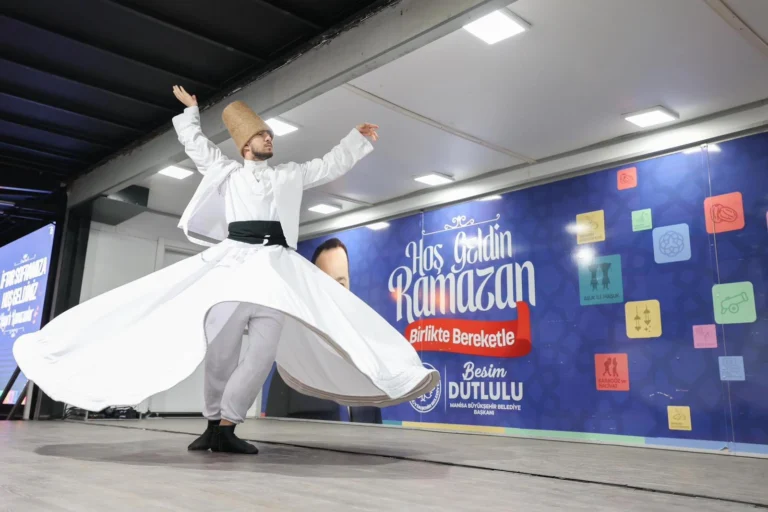 Alaşehir'de Manisa Büyükşehir Belediyesi'nin düzenlediği iftar programı