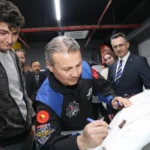 Alper Gezeravcı, Bursa Teknik Üniversitesi öğrencileriyle birlikte teknoloji projelerini incelerken.