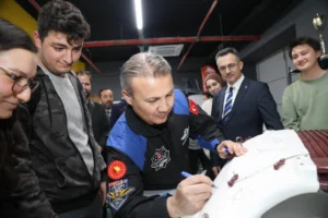 Alper Gezeravcı, Bursa Teknik Üniversitesi öğrencileriyle birlikte teknoloji projelerini incelerken.